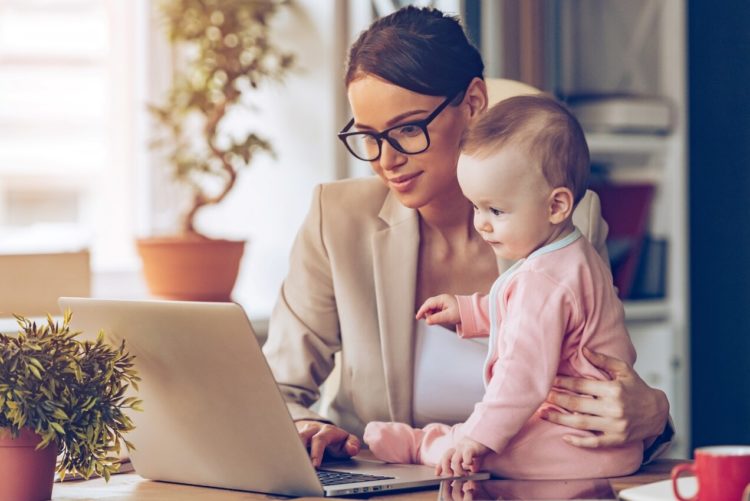 mama-trabajando-con-bebe